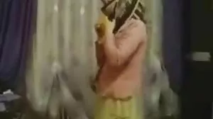 ஜீன்ஸ் ஷார்ட்ஸ் இளம்பெண் தன் கழுதை மீது பாய்ந்தாள்