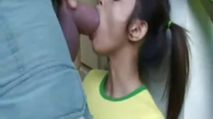 நெர்ட் டோலி லீ தனது மாற்றாந்தோளுடன் சண்டையிடுகிறார்