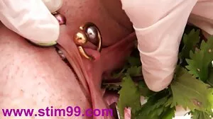 புல்லி ட்யூட் தனது வகுப்புத் தோழர்களை புருஷன் அம்மா