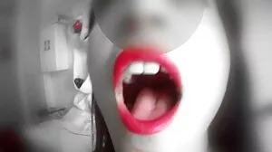 பொன்னிற டீன் ஸ்டிரிப்டீஸுக்குப் பிறகு சுயஇன்பம் செய்கிறார்