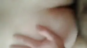 அழகான டீன் ஏஜ் தன் புண்டையை தேய்க்கிறது