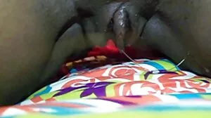 கவர்ச்சியான முகவர் ஜோடி குந்துவதைப் பார்க்கிறார்