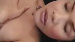 ஹாட் MiLF கிறிஸ் ஓசாவா தனது உடையில் கடுமையாக மோதினார்