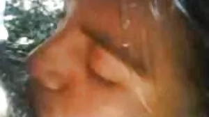 உடலுறவுக்கு முன் டிக் உறிஞ்சும் சிறிய டீன் செருப்பு