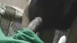 டீன் ஏஜ் பால் பால் மற்றும் ஜெர்க்ஸ் கொடுக்கும் தலை