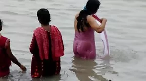 அசிங்கமான வளர்ப்புப் பெண்ணான அமினா அல்லூர் துவண்டு போகிறாள்