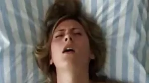 ஸ்டட் MILF மற்றும் அவரது வளர்ப்பு மகளை அடிக்கிறார்