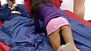 ஒல்லியான அமெச்சூர் சோலோ டீன் அவளது புண்டையில் விரலிடுகிறது