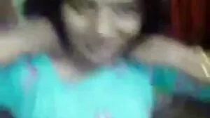 ரெட்ஹெட் தன் இறுக்கமான கழுதையை கேமில் விரலிடுகிறான்