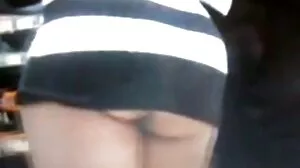 உருண்டையான கழுதை டீன் உறிஞ்சும் சேவல்