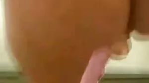 குளத்தில் மூன்று பைத்தியக்காரப் பெண்கள் செயலற்ற வேடிக்கை
