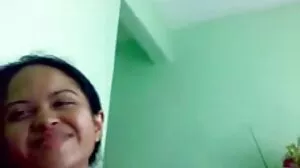 குட்டி ஆசிய மசாஜ் செய்பவர் மேஜையில் மோதினார்