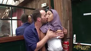 ஒரு இளைஞனுடன் கவர்ச்சியான MILF காதல் விவகாரம்