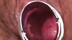 சிறிய ஜப்பானிய குழந்தை டில்டோவில் மேலும் கீழும்