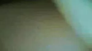 குதிகால்களில் சிறுநீர் கழிக்கும் பெண் குழந்தை