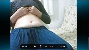 குளியலறையில் பெரிய டைட் ஆசிய மசாஜ் செய்பவர்